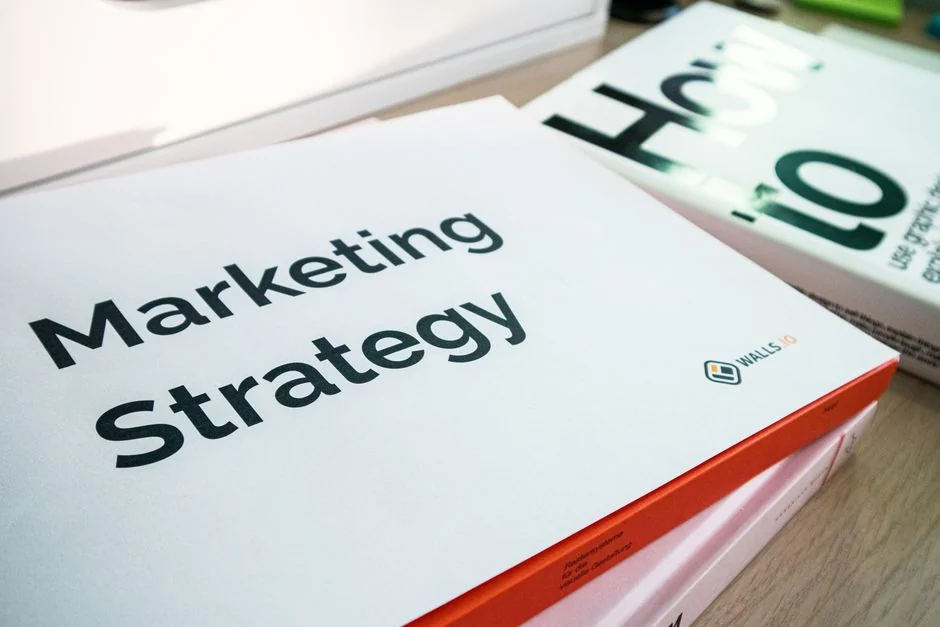 Vue rapprochée d’un document de marketing sur les réseaux sociaux posé sur un bureau, avec un stylo et un carnet.