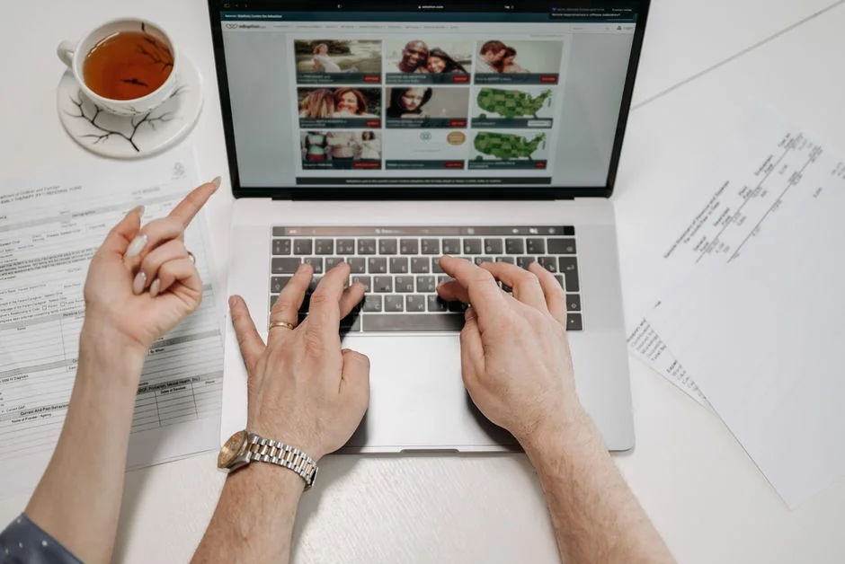 Des blocs en bois formant SEO sur un clavier d’ordinateur portable illustrent des concepts de marketing numérique.